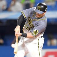 　３回、中越えへ２ランを放つボーア