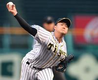 　力投する先発の斎藤（撮影・飯室逸平）