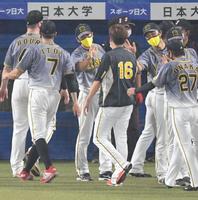 西勇を迎える矢野監督＝神宮（撮影・金田祐二）