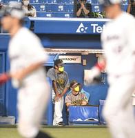 　８回、阪神・岩貞がヤクルト・青木（手前左）に満弾を浴び、遠くを見つめる阪神・矢野監督（撮影・中田匡峻）