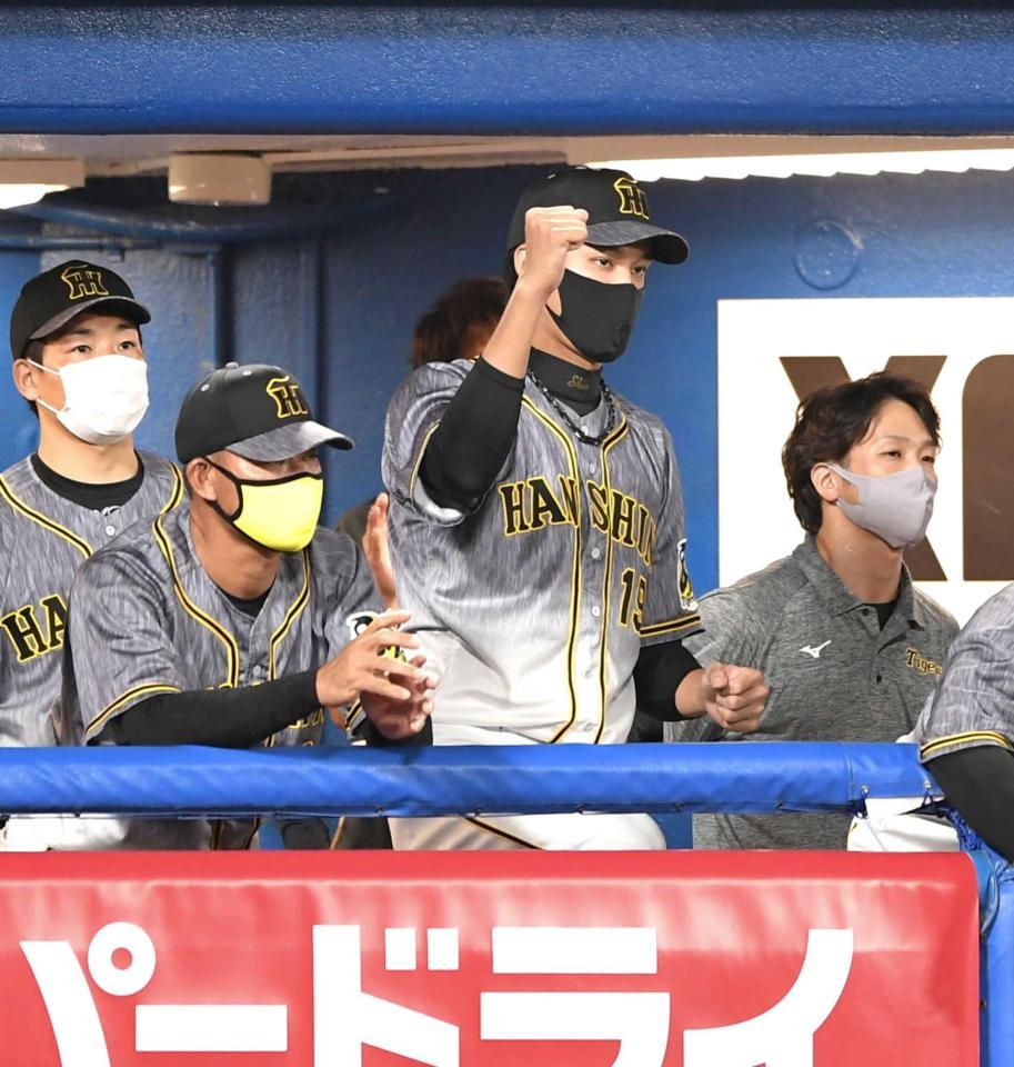 　試合に勝利し、拳を握る藤浪