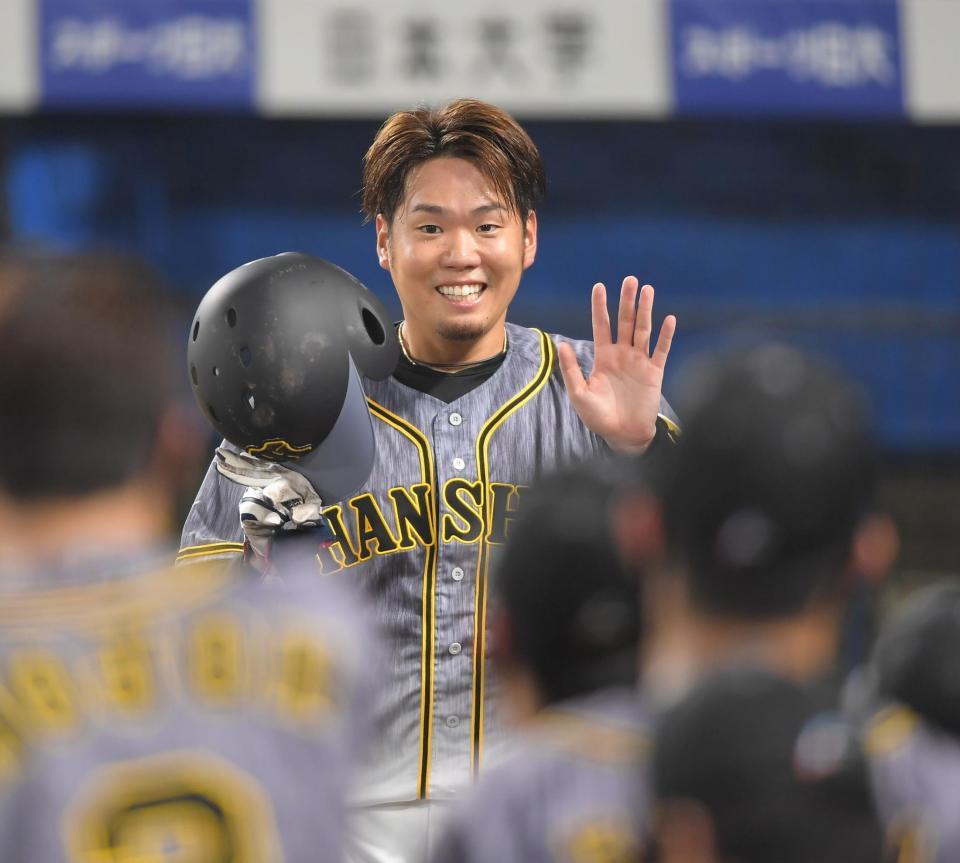 　４回、近本の適時打で生還した西勇は迎えるナインに笑顔を見せる（撮影・田中太一）