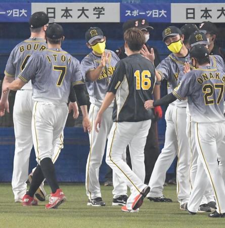 　西勇を迎える矢野監督（撮影・金田祐二）