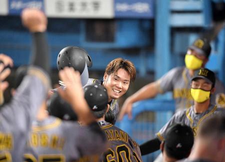 　４回、近本の適時打で生還した西勇はベンチ前で笑顔を見せる（撮影・田中太一）