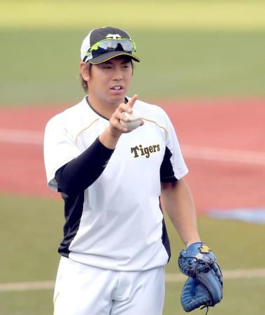 ベンチスタートの梅野＝神宮（撮影・田中太一）