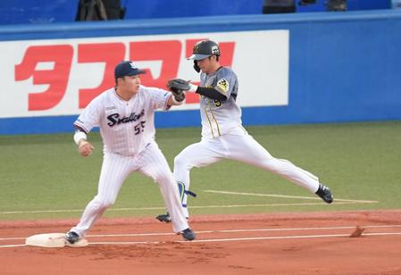 １回、内野安打を放った阪神・近本＝神宮（撮影・金田祐二）