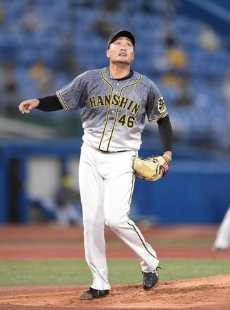 １回、ヤクルト・坂口に同点ソロを浴びた阪神・秋山＝神宮球場（撮影・中田匡峻）