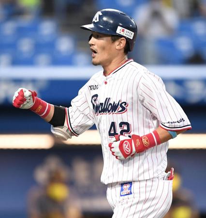 １回ヤクルト無死、同点ソロを放ち、生還するヤクルト・坂口智隆＝神宮球場（撮影・中田匡峻）