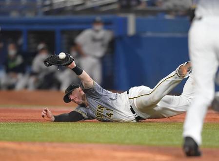 ７回ヤクルト２死一、三塁、ヤクルト・坂口智隆の打球に飛びつくもグラブに当ててはじく阪神　ジャスティン・ボーア＝神宮（撮影・田中太一）