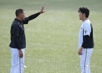 練習中、話し込む福留（左）と岩貞＝神宮（撮影・金田祐二）