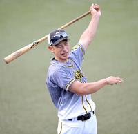 バットを振る矢野監督＝神宮（撮影・田中太一）