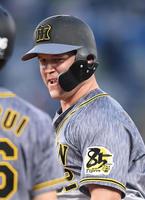 １回、先制適時打を放ち笑顔の阪神・サンズ＝神宮球場（撮影・中田匡峻）