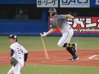 １回、先制適時打を放つ阪神・サンズ＝神宮（撮影・金田祐二）