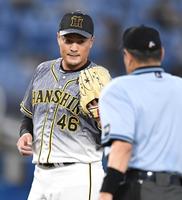 １回、ヤクルト・坂口に同点ソロを浴び厳しい表情の阪神・秋山＝神宮球場（撮影・中田匡峻）