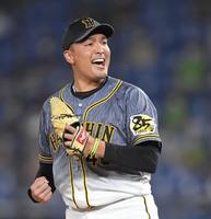 ６回、雄叫びを挙げる秋山（撮影・田中太一）