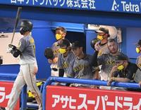 ベンチで渋い表情の阪神・矢野監督＝神宮（撮影・金田祐二）