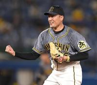 ６回、ヤクルト・エスコバーを三振に斬り、拳を握る阪神・秋山＝神宮球場（撮影・中田匡峻）