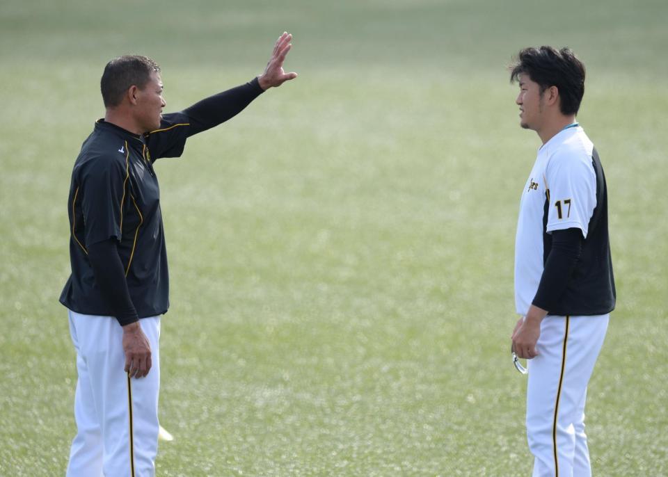 練習中、話し込む福留（左）と岩貞＝神宮（撮影・金田祐二）