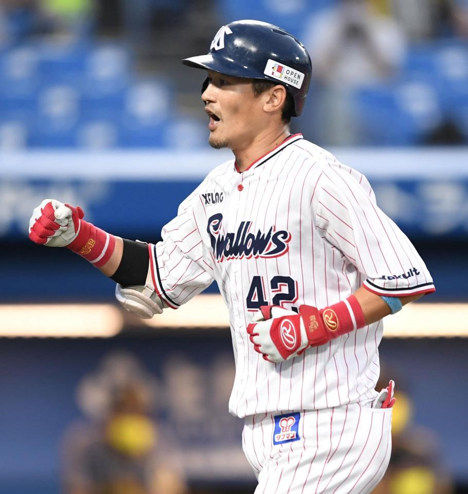 １回ヤクルト無死、同点ソロを放ち、生還するヤクルト・坂口智隆＝神宮球場（撮影・中田匡峻）