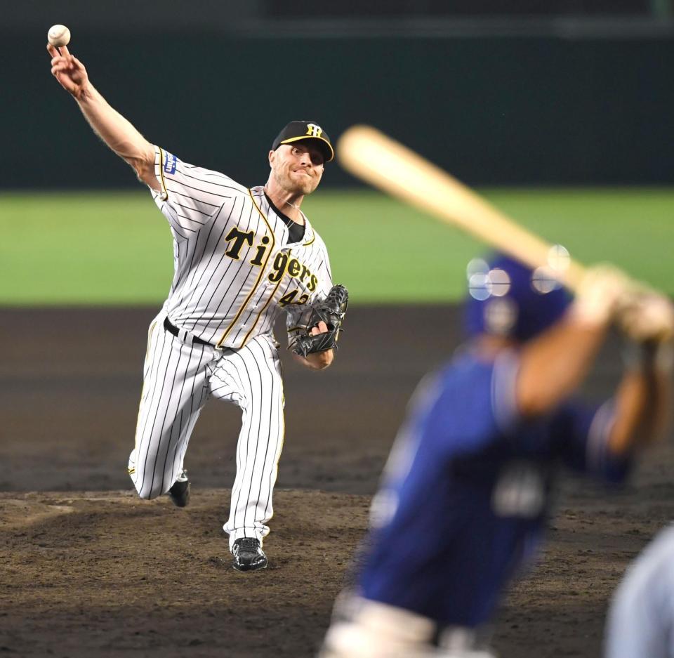 ６回、好リリーフをみせる阪神・ジョン　エドワーズ＝甲子園（撮影・飯室逸平）