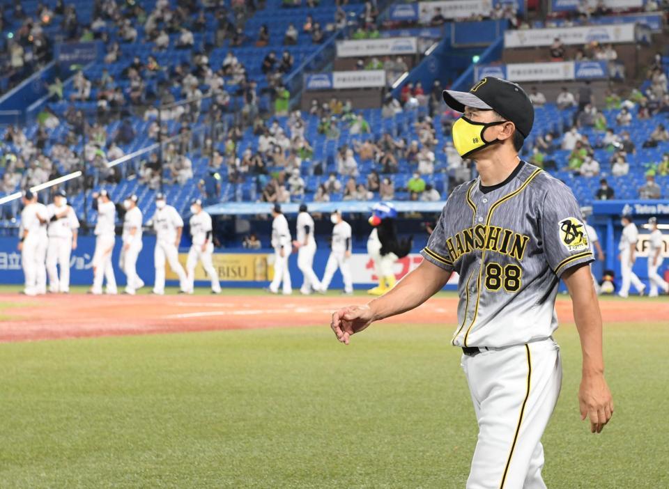 ３連勝ならず、引き揚げる阪神・矢野監督＝神宮（撮影・田中太一）