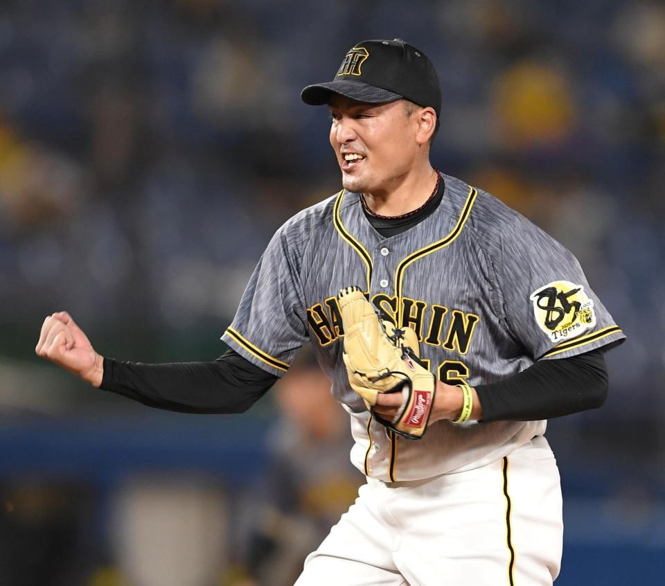 ６回、ヤクルト・エスコバーを三振に斬り、拳を握る阪神・秋山＝神宮球場（撮影・中田匡峻）