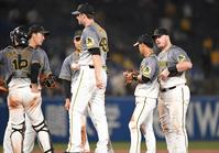 　７回、ヤクルトに勝ち越しを許しガンケル（中央）の元に集まるボーア（右端）ら阪神ナイン