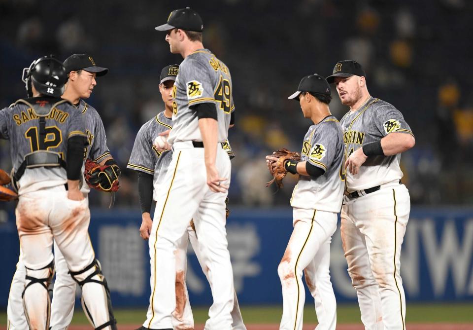 　７回、ヤクルトに勝ち越しを許しガンケル（中央）の元に集まるボーア（右端）ら阪神ナイン