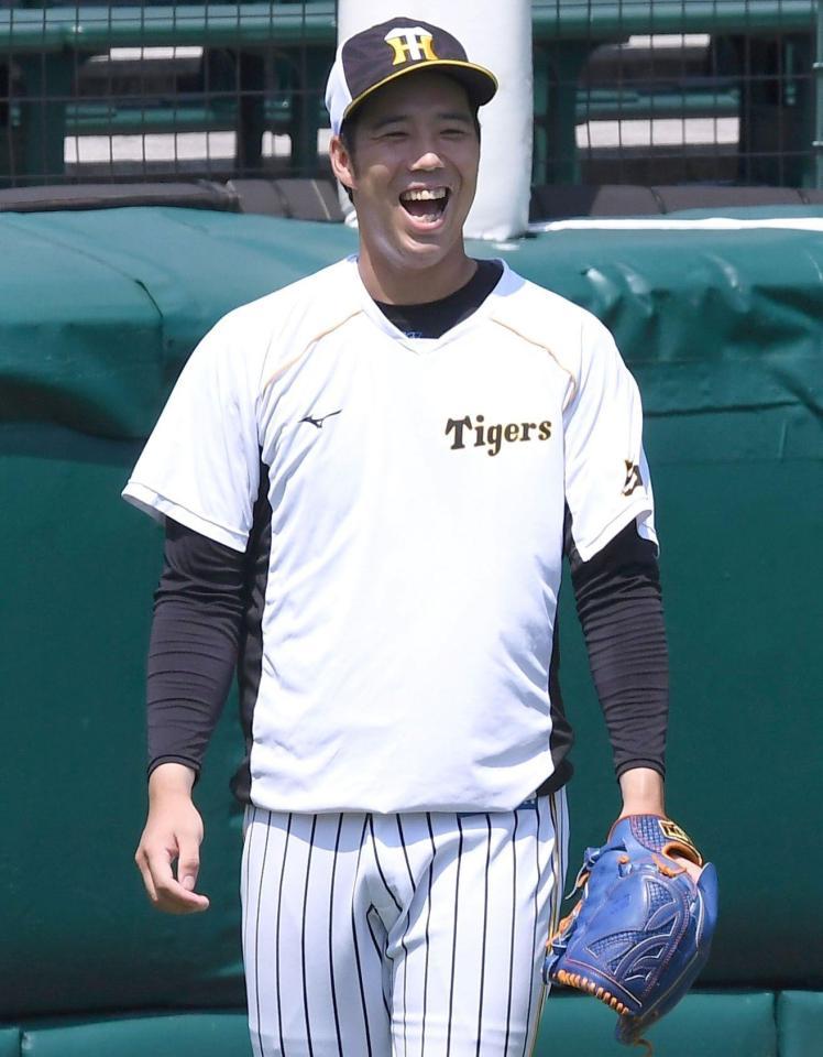 　練習中に笑顔を見せる青柳（撮影・北村雅宏）