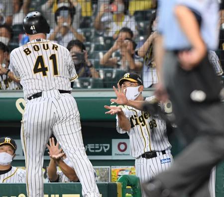 　６回、２ランのボーア（手前）を“ファイアボールポーズ”で迎えるノリノリの阪神・矢野監督＝甲子園（撮影・田中太一）