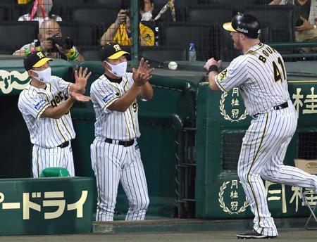 　６回、２ランのボーアを迎える阪神・矢野監督（左）と井上コーチ＝甲子園（撮影・飯室逸平）