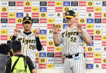 　お立ち台でポーズを決める阪神・高橋（左）とサンズ＝甲子園（撮影・山口登）