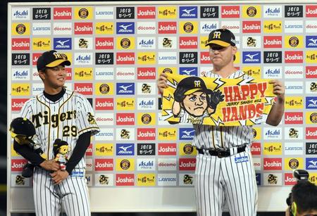 お立ち台で自らのグッズのタオルを手にするサンズ。左は高橋（撮影・山口登）