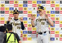　お立ち台でポーズを決める阪神・高橋（左）とサンズ＝甲子園（撮影・山口登）