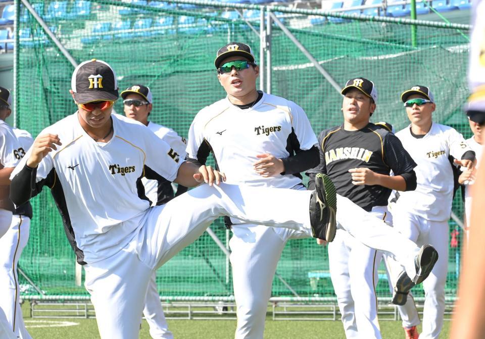 　２軍に合流した阪神・北條史也（中央）＝タマスタ筑後（撮影・高部洋祐）