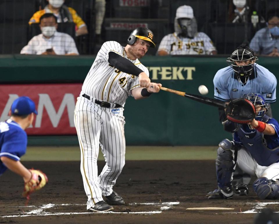 　６回、２ランを放つ阪神・ボーア＝甲子園（撮影・飯室逸平）