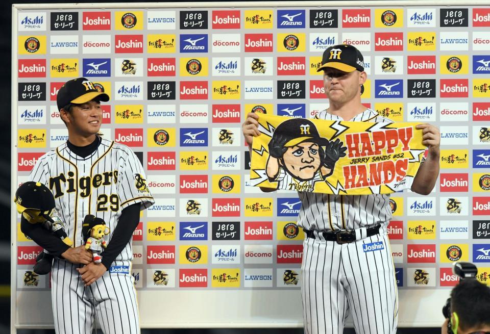 お立ち台で自らのグッズのタオルを手にするサンズ。左は高橋（撮影・山口登）