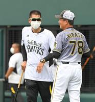 　試合前、阪神・平田勝男２軍監督（右）と談笑するソフトバンク・城島健司アドバイザー