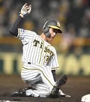 　８回、三塁を奪う一走の阪神・小幡竜平