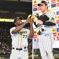 　ヒーローインタビューに答える陽川（右）にバナナを差し出すガルシア