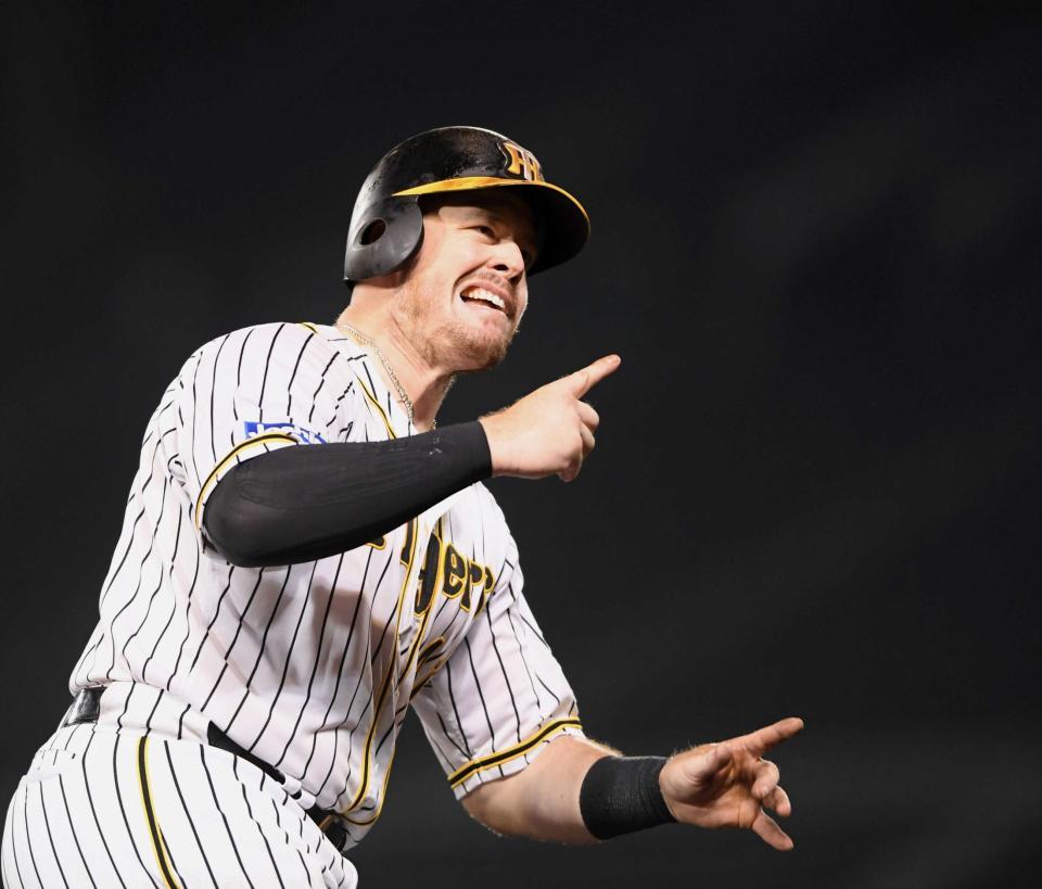 ６回、２ランを放ち歓喜しながら本塁へ走るボーア（撮影・田中太一）