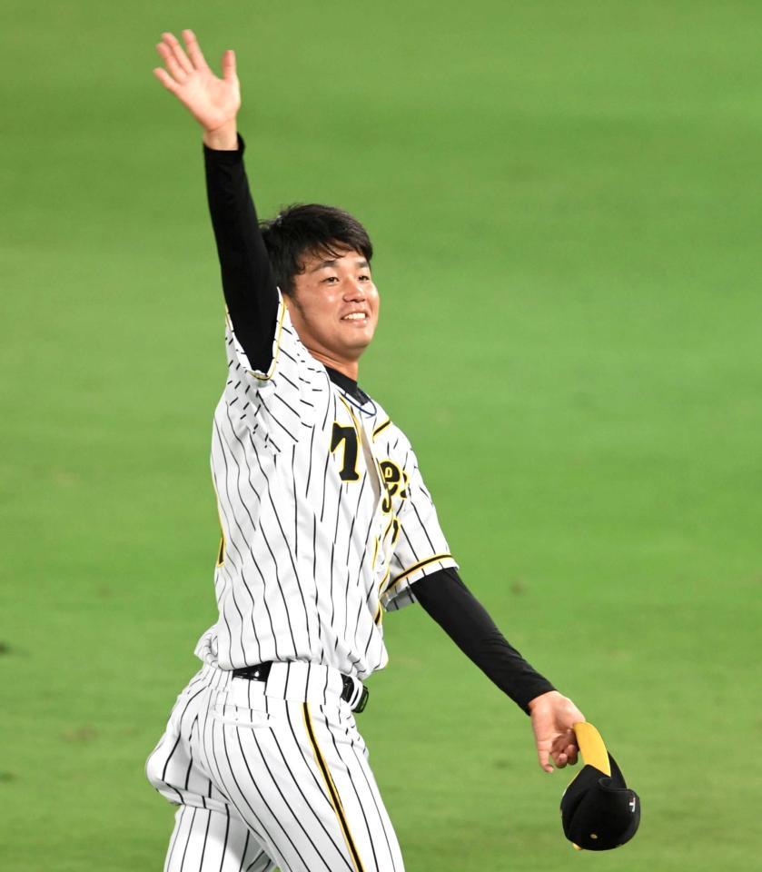 スタンドのファンに笑顔で手を振る高橋（撮影・飯室逸平）