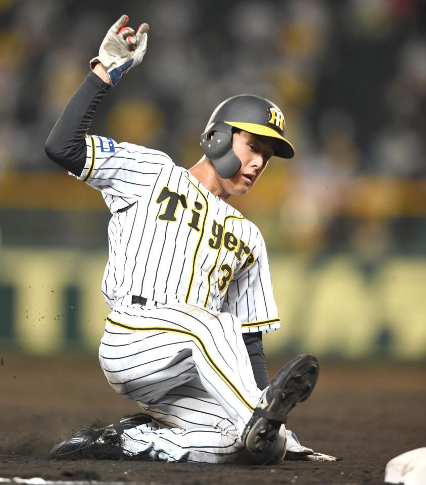 　８回、三塁を奪う一走の阪神・小幡竜平