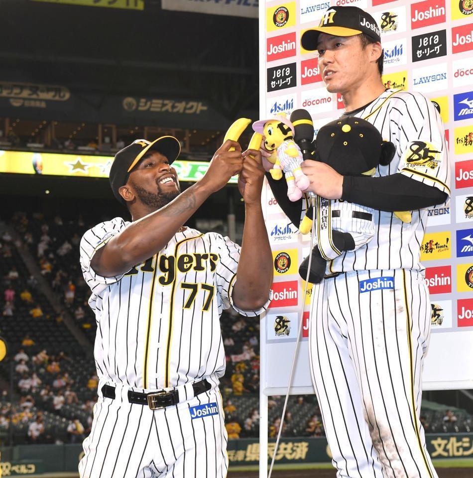 　ヒーローインタビューに答える陽川（右）にバナナを差し出すガルシア