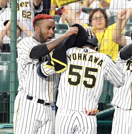 　６回、逆転３ランを放った陽川を歓喜の表情で迎えるガルシア