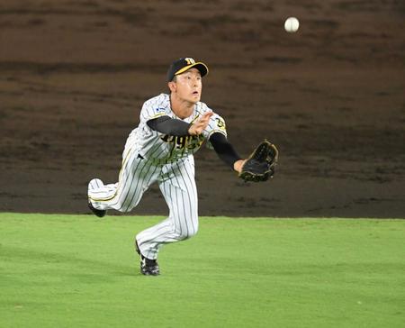 　５回、小幡は郡司の飛球に果敢にダイブするも捕れず同点となる