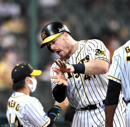 　６回、２ランを放ち、ベンチ前でポーズをとるボーア