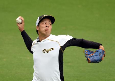 キャッチボールする阪神・青柳晃洋＝甲子園（撮影・山口登）