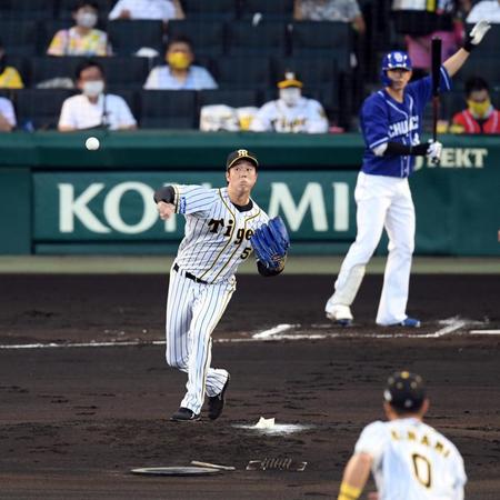 　１回、阪神・青柳晃洋は二塁にけん制球を投げ、走者の中日・高橋周平をアウトにする＝甲子園（撮影・山口登）