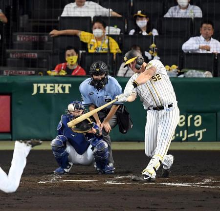 ４回阪神１死二・三塁、阪神・サンズは右中間に逆転３ランを放つ＝甲子園（撮影・山口登）